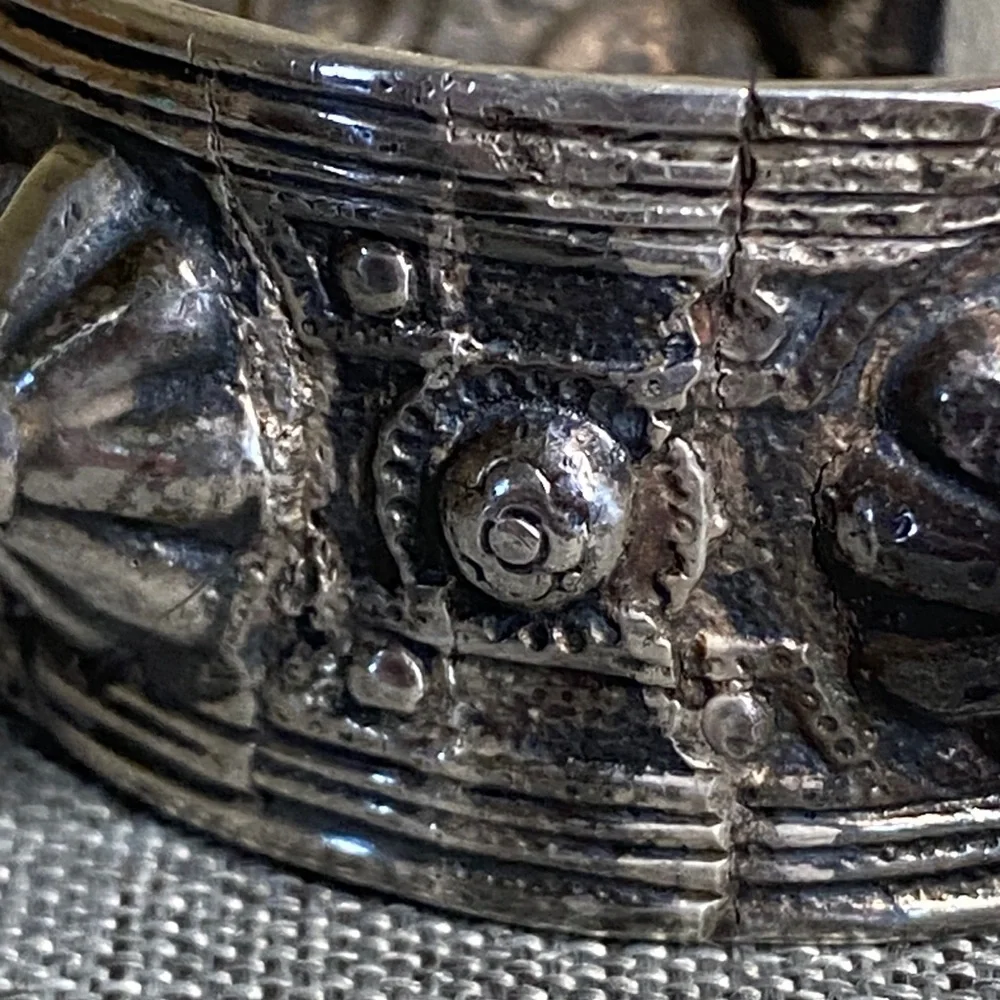 Antique Repousee Silver Bracelet (61.6 grams) - Picture 8 of 14